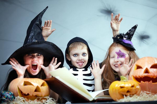 kids-reading-Halloween-book kids-reading-Halloween-book